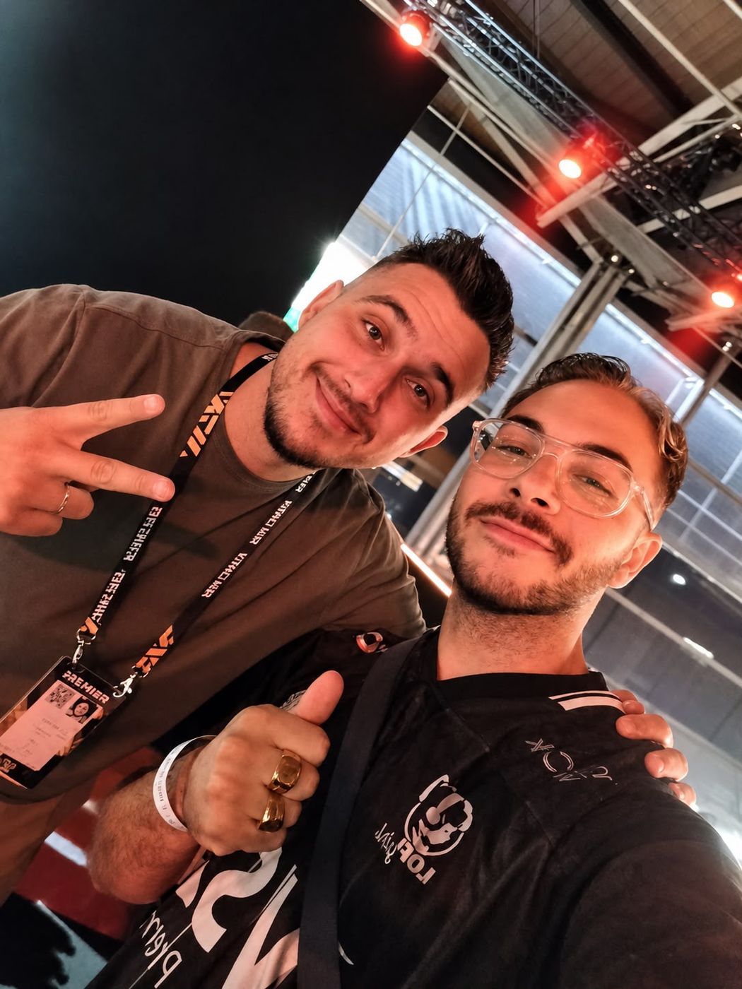 Selfie entre supporters sous les lumières de l'EWC