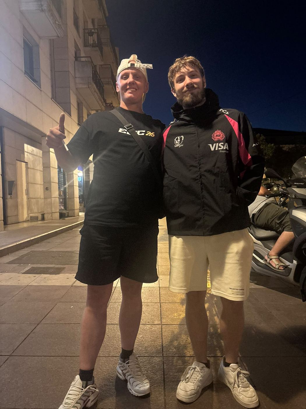 Deux membres en maillots la nuit