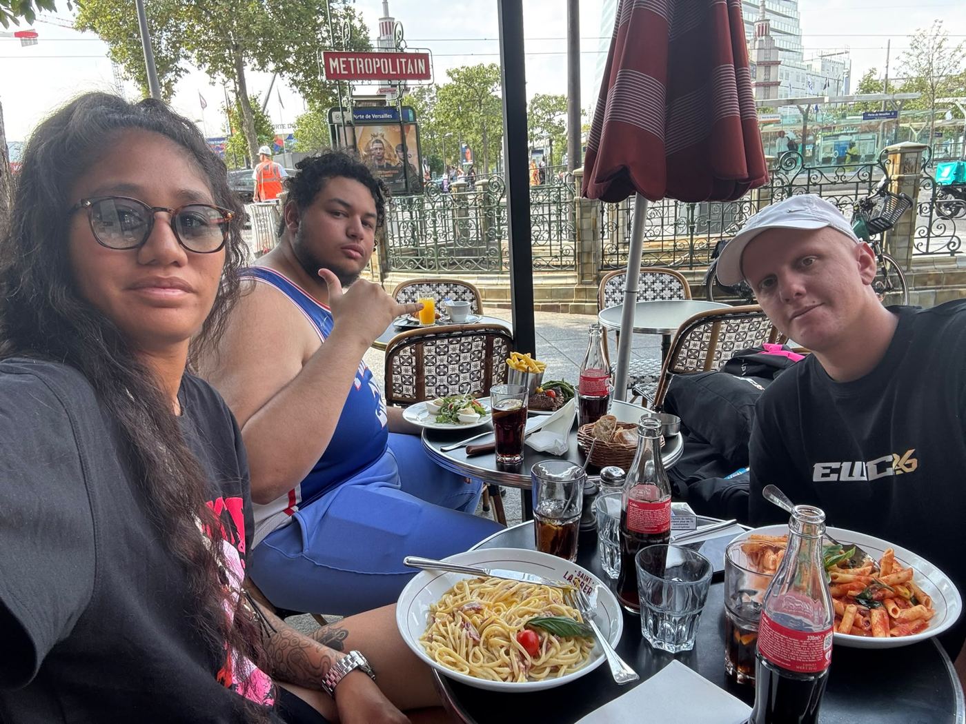 Repas en terrasse entre membres de l'équipe