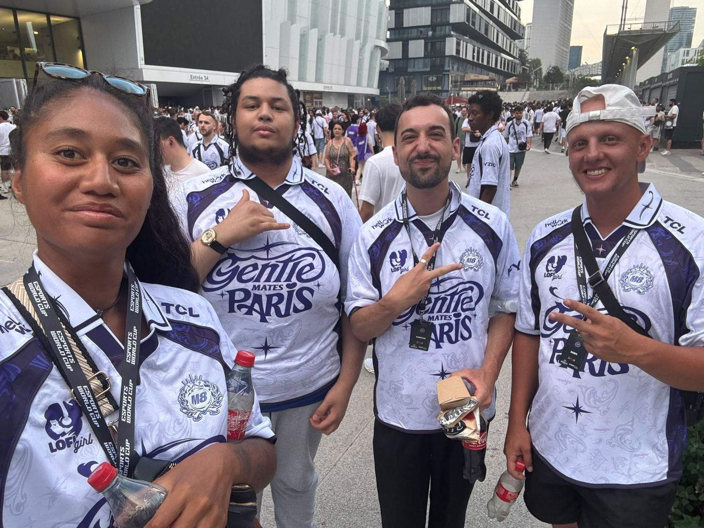 Le groupe en maillots Gentle Mates Paris devant l'arène