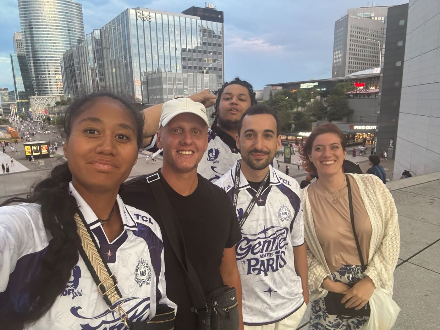 Photo de groupe devant les tours de La Défense