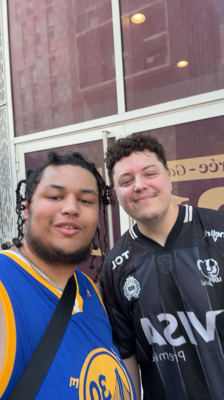 Selfie avec un joueur en maillot Gentle Mates devant l'arène