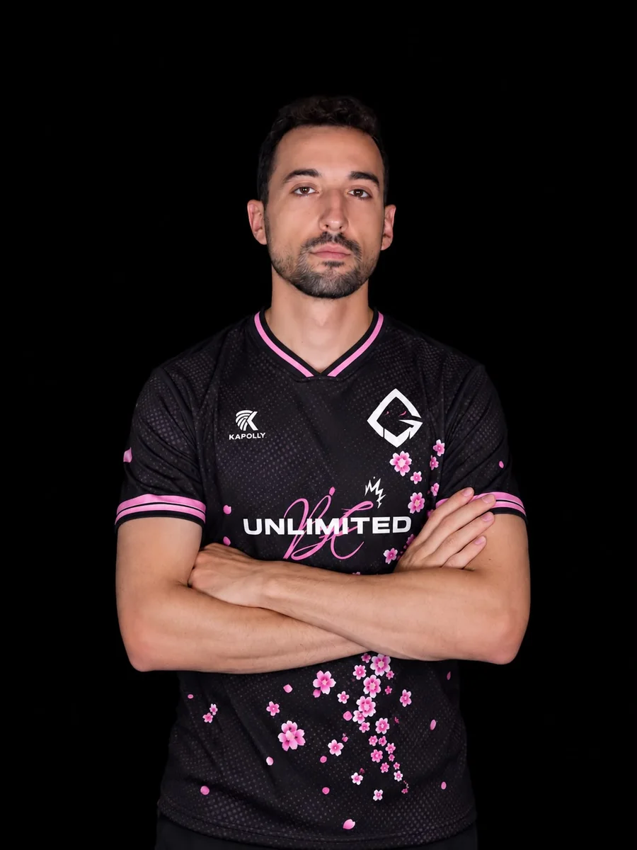 Samotar, manager de Team Unlimited, bras croisés en maillot Team Unlimited 2026